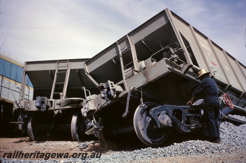 T05108
Derailment at Doodlakine 3 of 3, H class 2, two hopper wagons, worker, Doodlakine, EGR line
