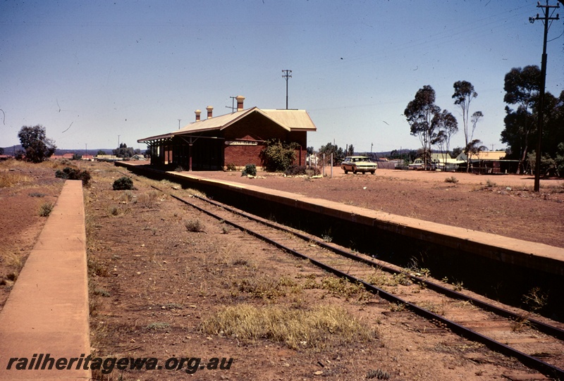 T05116
Closed station, platform, station building, signboard, track, Boulder, B line, view towards Kamballie
