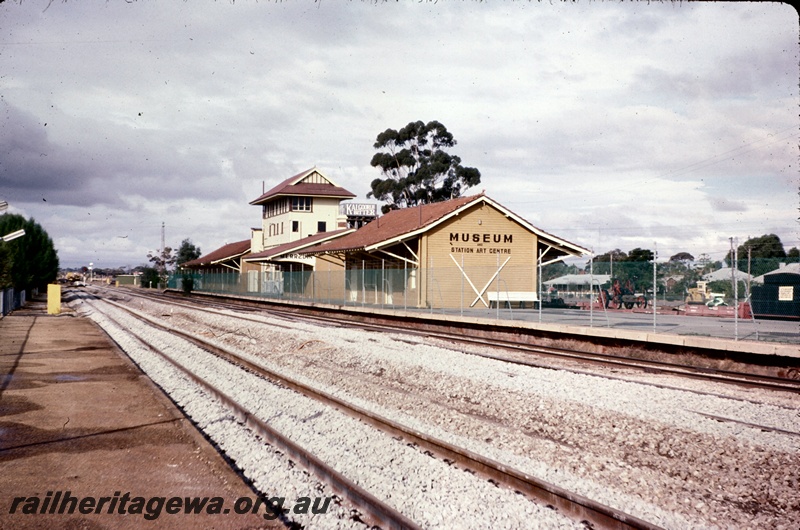 T05123
Platforms, tracks, museum and station arts centre, light signal, Merredin, EGR line
