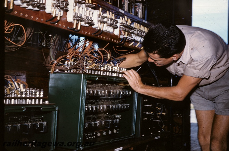 T05127
CTC equipment, being adjusted by fitter Bruce Angus 
