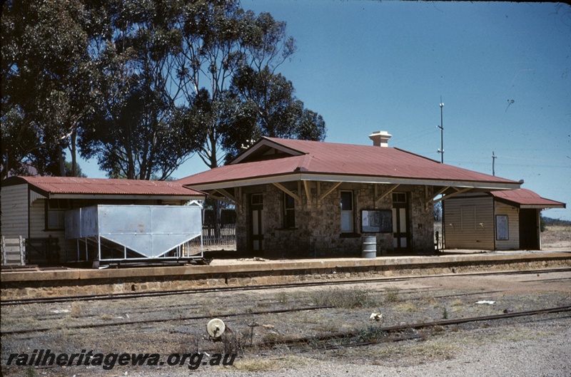 T05152
Closed station, platform, station buildings, tracks, point lever, Northampton, GA line
