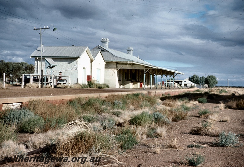 T05154
Closed station, station building, platform, track, Mount Magnet, NR line
