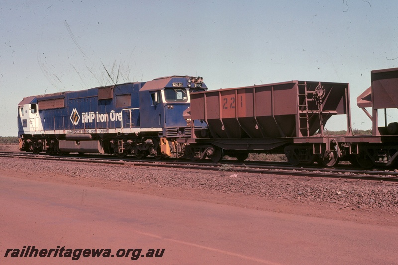 T05174
BHP Iron Ore (BHPIO) Goldsworthy Joint Venture GML20 class 20 leads an empty ore train from Boodarie. Rear view of locomotive.
