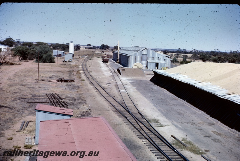 T05230
Wagons being loaded, wheat bins, loading ramp, trackside buildings, points, Beacon siding, KBR line, view from elevated position
