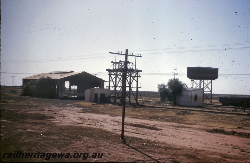 T05238
Loco shed, water tower, trackside buildings, wagon, Rawlinna, TAR line
