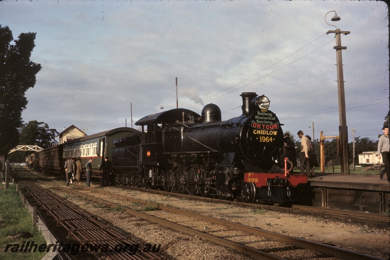 T05254
FS class 399 on ARHS tour train, trackside rodding, onlookers, pedestrian footbridge, signal box, water column, platform, Chidlow station, ER line
