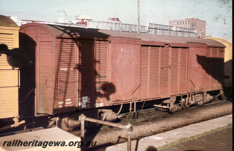 T05269
VD class 21380 louvre van, end and side view
