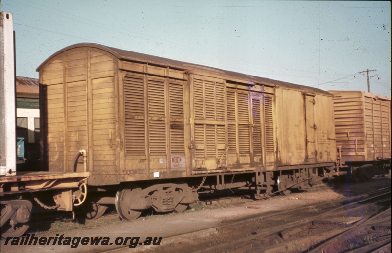 T05271
VD class van, VH class van, both in yellow livery, end and side view
