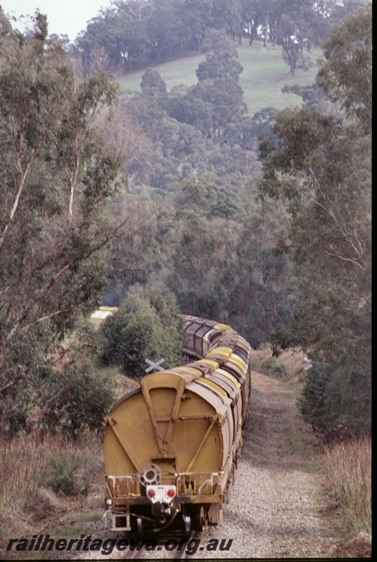 T05287
the tail end of a coal train of XY class wagons at Olive Hill, BN line, end on view of the trailing wagon showing the end of train device

