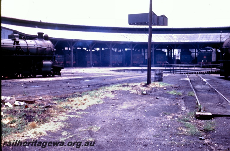 T05316
Loco depot, steam locos, roundhouse, turntable, Bunbury, SWR line, view from track level
