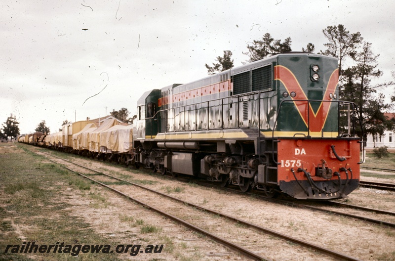 T05317
DA class 1575, on goods train, Tambellup, GSR line, side and front view
