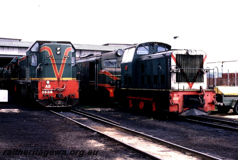 T05318
AB class 1534, T class 1804, X class diesel loco, loco shed, Avon Yard, Avon Valley line, side and end views
