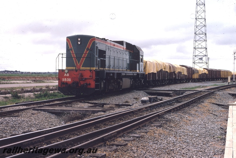 T05321
AB class 1531, on goods train, leaving yard, points, signal, radio tower, West Merredin, EGR line, front and side view
