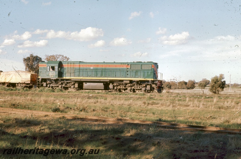 T05322
DA class 1575, on goods train, Tambellup, GSR line, side view
