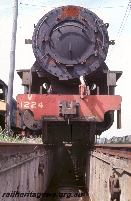 T05327
V class 1224, over inspection pit, loco depot, Collie, BN line, front view at track level
