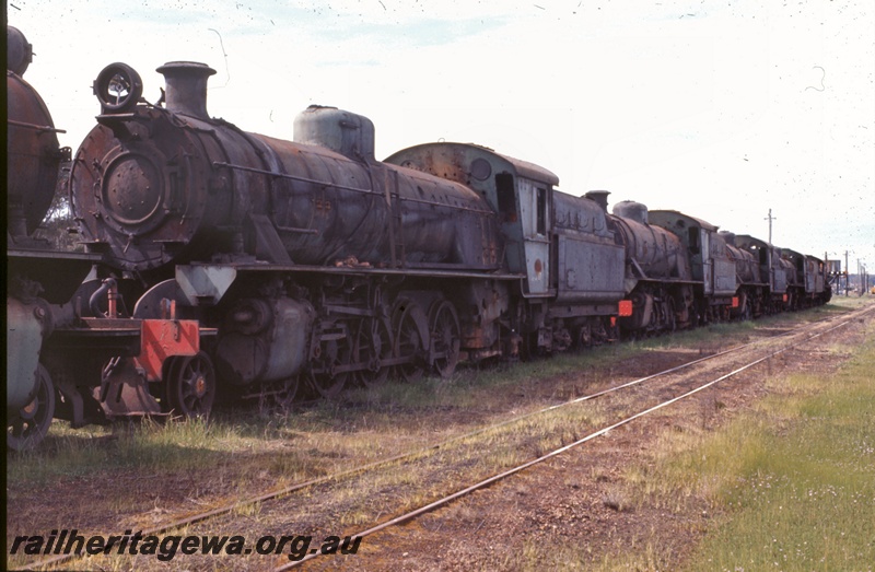 T05328
W class 946 (lot 17) and 4 other W class locos, awaiting scrap, Collie, BN line, front and side views
