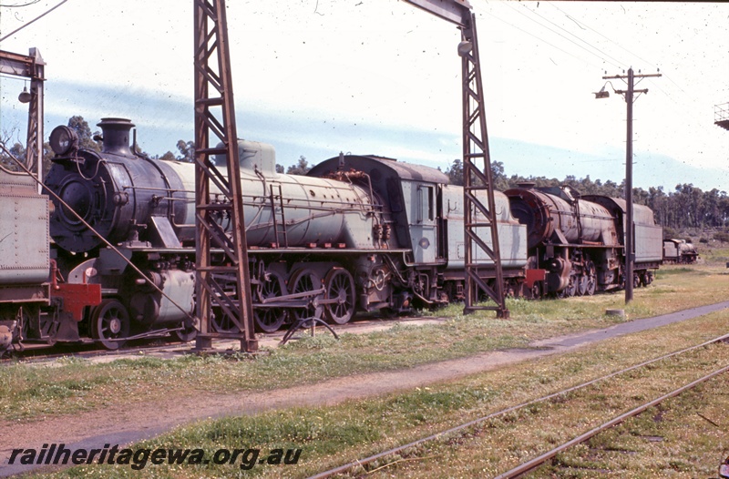 T05331
W class 952, W class 920, V class 1207, awaiting scrap, gantry crane, Collie, BN line, front and side views
