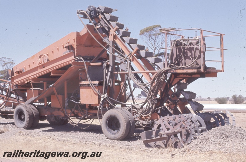 T05338
Mobile ballast excavator machine, in operation, old narrow gauge line, Hines Hill, EGR line, side and front view
