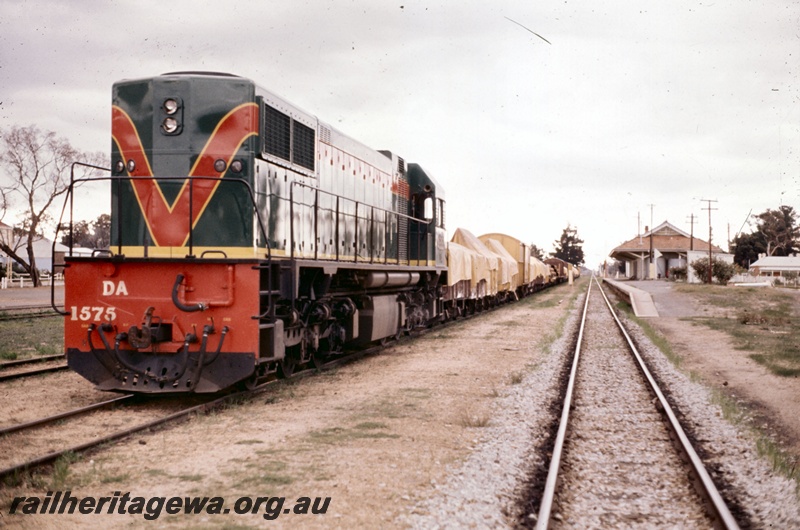 T05342
DA class 1575, on goods train, platform, station building, Tambellup, GSR line, front and side view 
