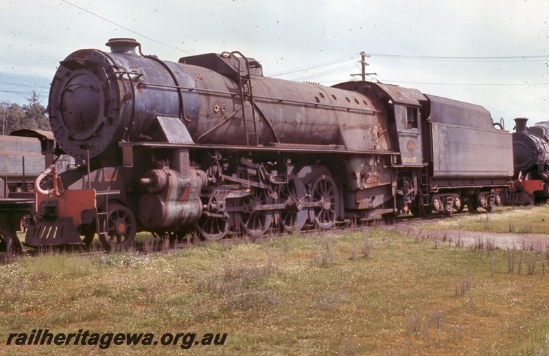 T05344
V class 1222 (Lot 27), other locos, on scrap road, Collie, BN line, front and side view
