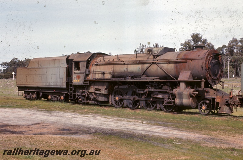 T05356
V class 1211, on scrap road, Collie Loco depot, BN line, side and front view
