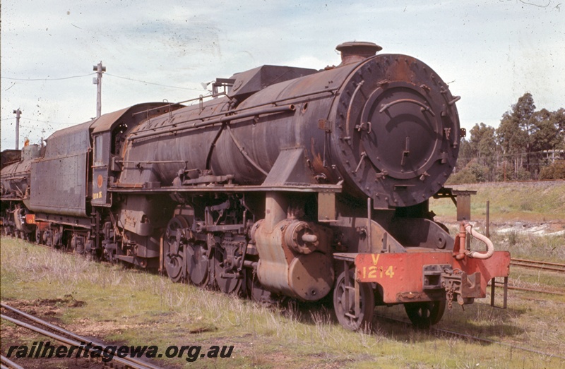 T05360
V class 1214, another loco, on scrap road, points, Collie loco depot, BN line, side and front view 
