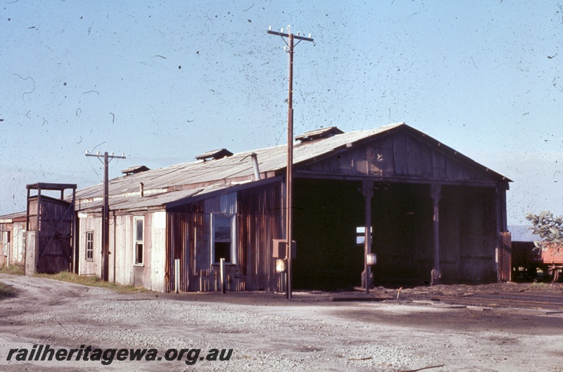 T05366
Former narrow gauge loco shed, Merredin, EGR line, side and front view
