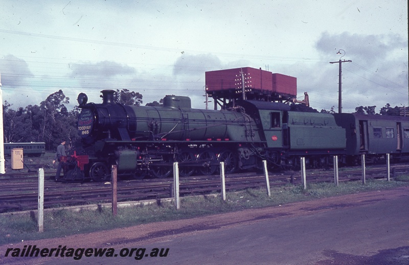 T05369
W class 926 on Australian Railway Historical Society (ARHS) tour train to Toodyay, water tower, Chidlow, ER line, front and side view. See T03770
