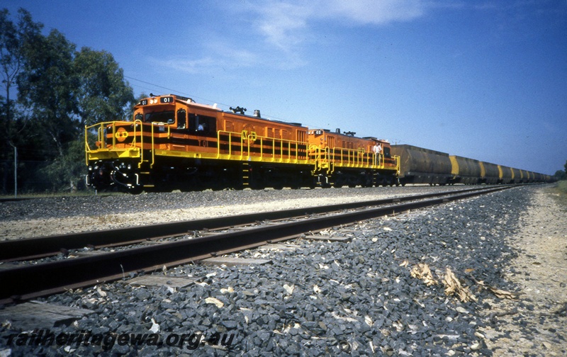 T05394
Australian Railroad Group Australia Western Railroad T class 01 and T class 02, on goods train, with a member of train crew on catwalk of the second loco, double heading freight train, near Koombana Drive, Bunbury, SWR line, front and side view
