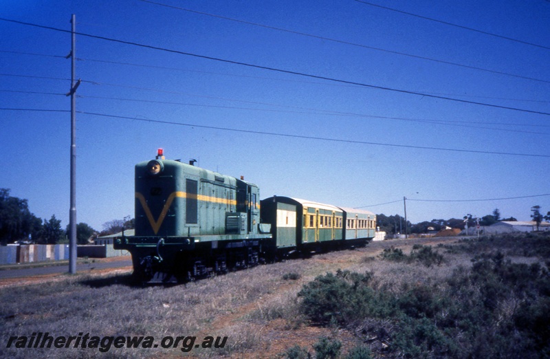 T05397
Y class 1108 in green livery with yellow stripe, green and cream carriages, Boulder loop line, front and side view
