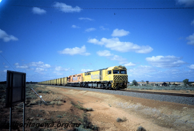 T05420
Q class 312, L class 267, double heading freight train, Broad Arrow, KL line, side and front view
