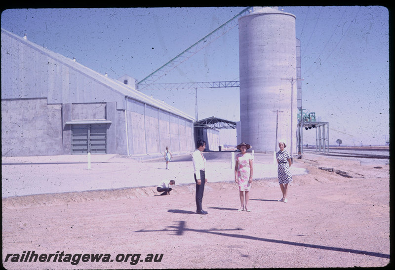 T06006
Cunderdin CBH when new, standard gauge, silos, people in formal clothing, opening ceremony?, EGR Line
