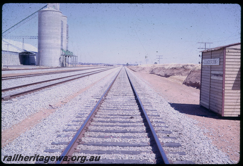 T06008
Cunderdin CBH when new, standard gauge, silos, staff cabin, station sign, EGR Line
