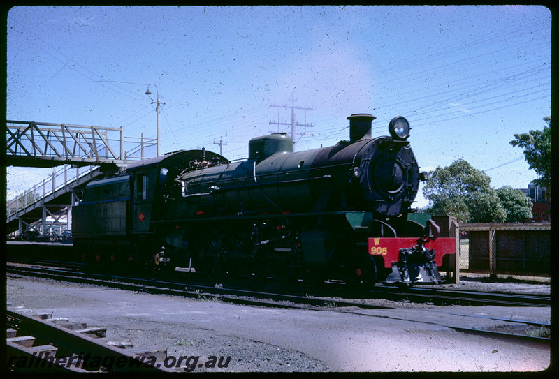 T06019
W Class 905 light engine through East Perth Station, footbridge, ER line
