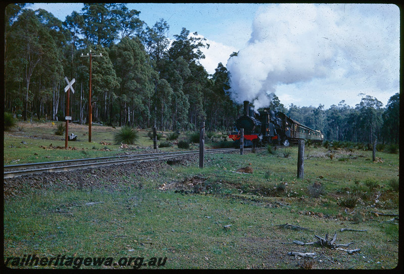 T06024
G Class 123, FS Class 461, Vintage Train bound for Collie, approaching level crossing, near Worsley, BN line
