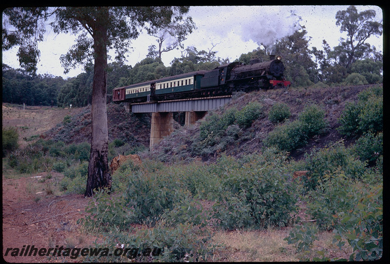 T06088
W Class 916 crossing Hamilton River Bridge, 