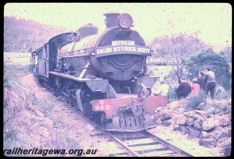 T06098
W Class 943, ARHS tour train to Dwellingup, photographers, PN line
