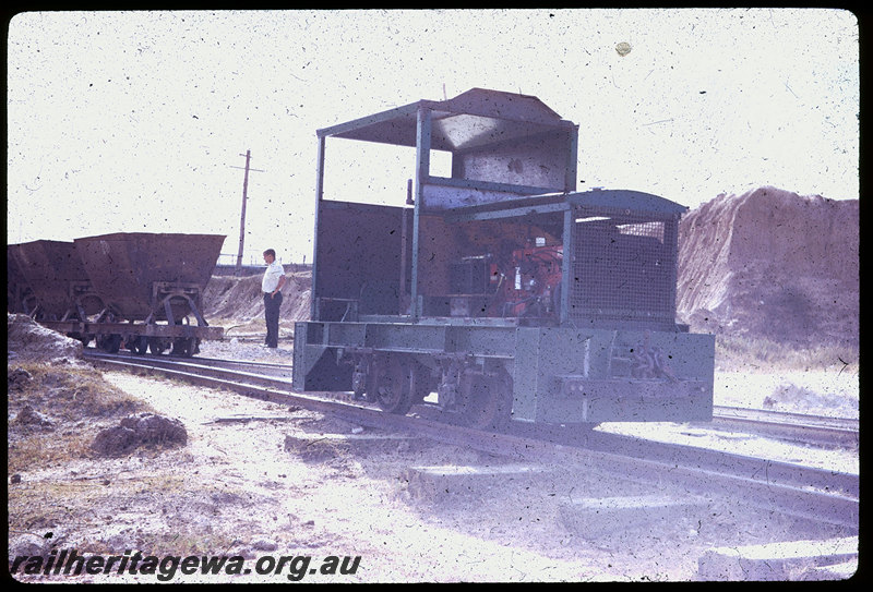 T06101
Maylands Brickworks locomotive, 4wDM, Holden Red 186 6-cylinder engine, side-tipping hoppers, clay pit, ARHS tour
