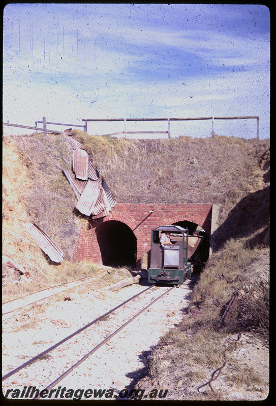 T06104
Maylands Brickworks locomotive, 4wDM, side-tipping hoppers, Johnson Road brick arch underpass, ARHS tour
