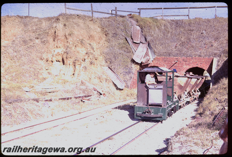 T06106
Maylands Brickworks locomotive, 4wDM, side-tipping hoppers, Johnson Road brick arch underpass, ARHS tour
