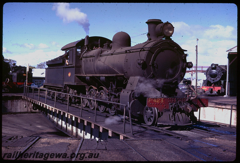 T06115
FS Class 423, Bunbury roundhouse, turntable, footbridge, V Class 1220 and G Class 233 in background
