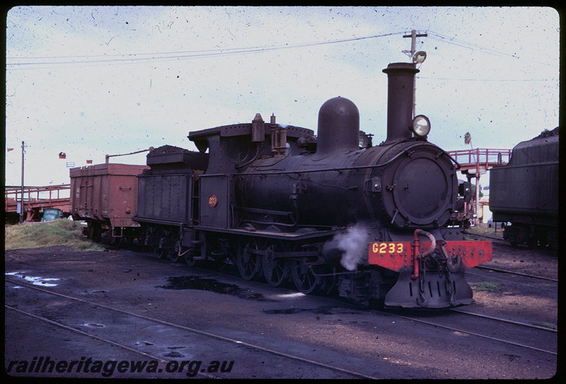 T06134
G Class 233, Bunbury loco depot, footbridge, KW Class steel bodied open wagon
