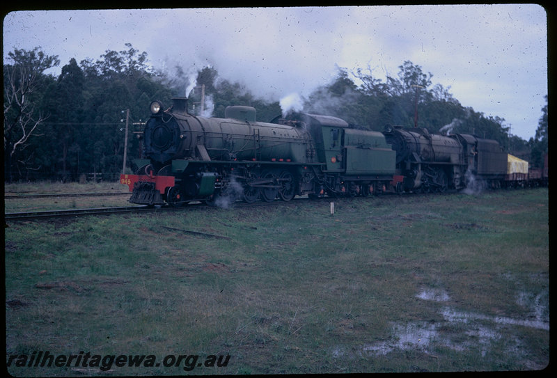 T06191
W Class 945 and V Class 1203, short goods train, waterbag, yellow tarp, between Collie and Narrogin, BN line
