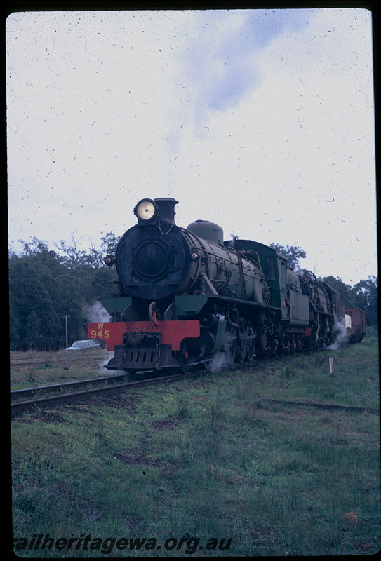 T06192
W Class 945 and V Class 1203, short goods train, between Collie and Narrogin, BN line

