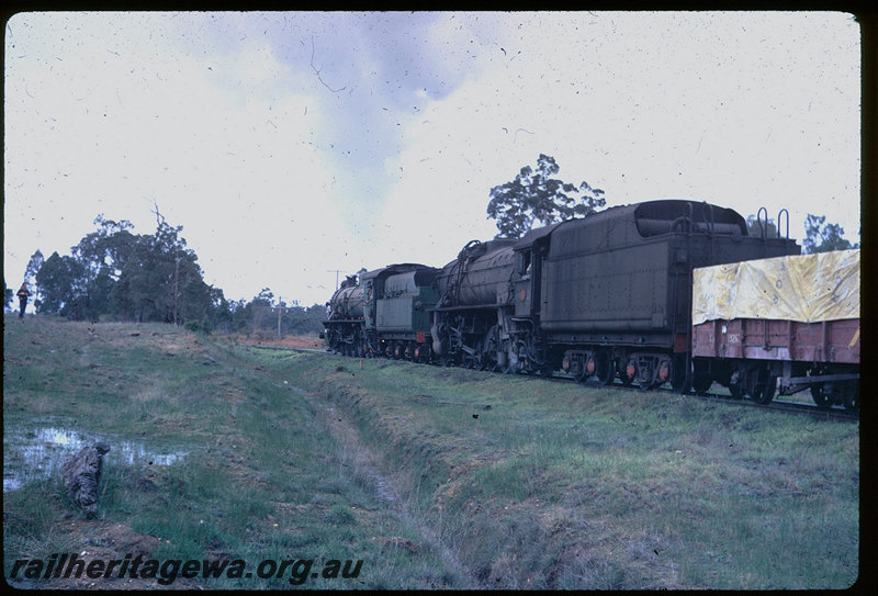 T06193
W Class 945 and V Class 1203, short goods train, waterbag, yellow tarp, between Collie and Narrogin, BN line
