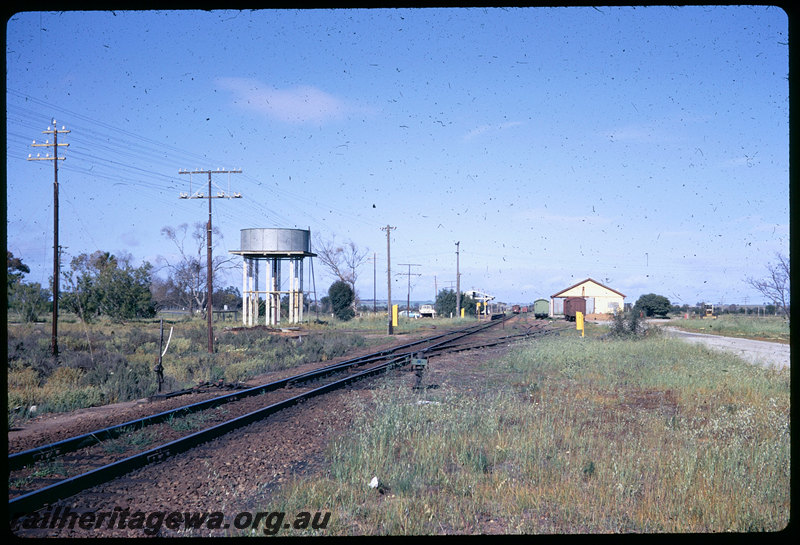 T06354
Meckering, narrow gauge yard, water tank, goods shed, station building, points indicator, points lever, standard gauge line on far right, EGR line
