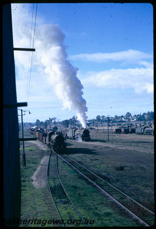 T06481
W Class 903, shunting, V Class 1209, departing with loaded coal train, Collie, BN Line
