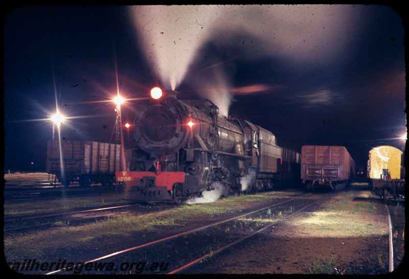 T06493
V Class 1206, goods train, Collie, GH Class wagons, Z Class brakevan freshly painted yellow, night photo
