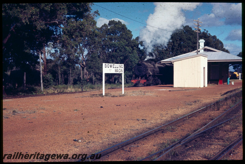 T06511
V Class 1222, goods train, station buildings, traffic office, out-of shed station sign, platform, Bowelling, BN line

