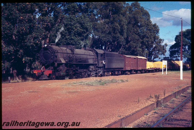 T06512
V Class 1222, goods train, yellow tarps, station sign, platform, Bowelling, BN line
